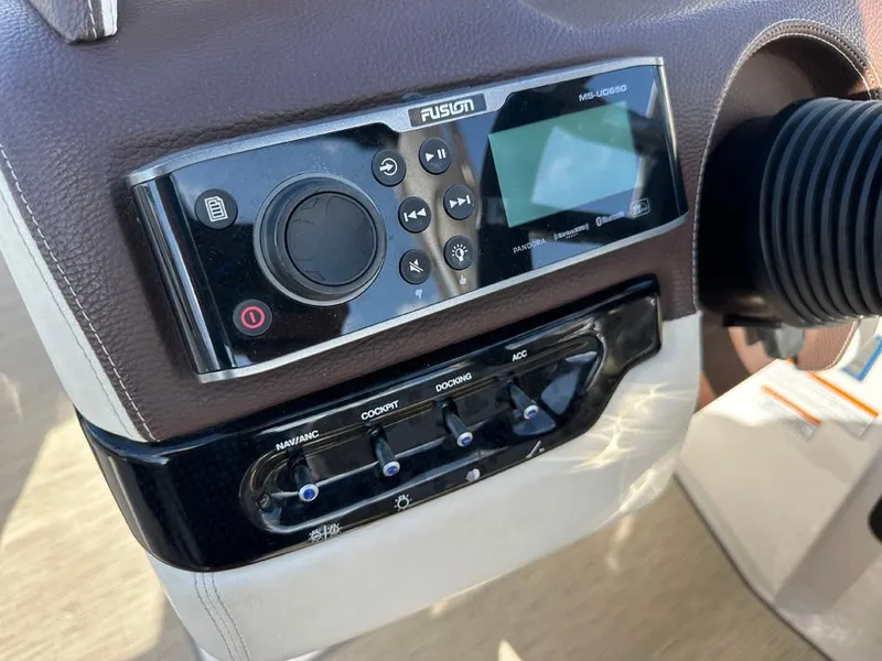 Slide: The Image of Regal 2700 ES Bowrider 2016 - 14