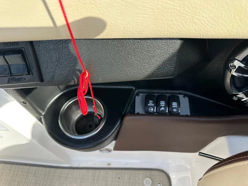 Slide: The Image of Regal 2700 ES Bowrider 2016 - 18