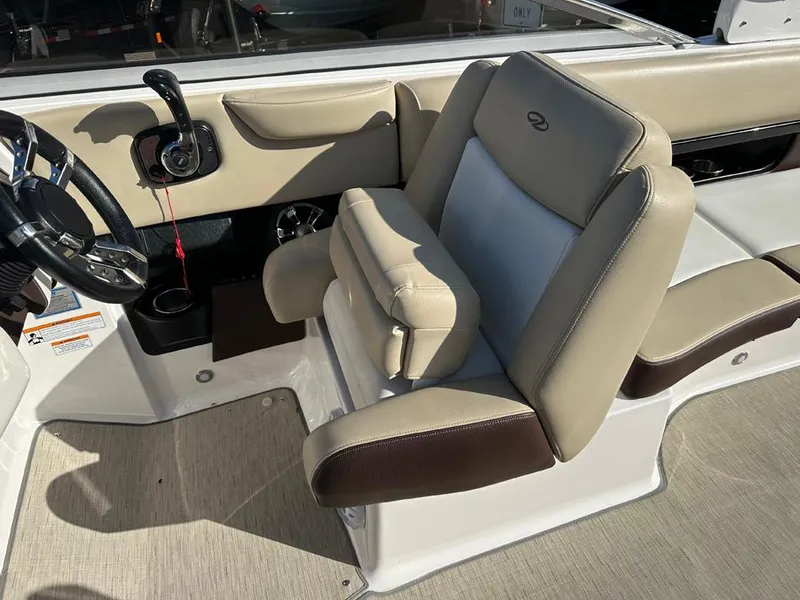 Slide: The Image of Regal 2700 ES Bowrider 2016 - 22