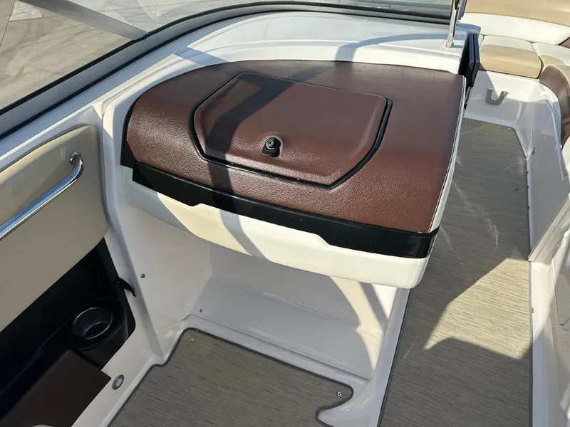 Slide: The Image of Regal 2700 ES Bowrider 2016 - 23