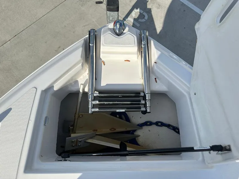 Slide: The Image of Regal 2700 ES Bowrider 2016 - 25