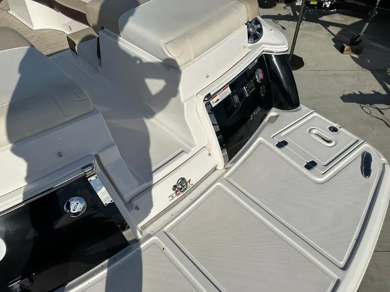 Slide: The Image of Regal 2700 ES Bowrider 2016 - 7