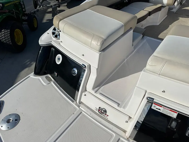 Slide: The Image of Regal 2700 ES Bowrider 2016 - 8