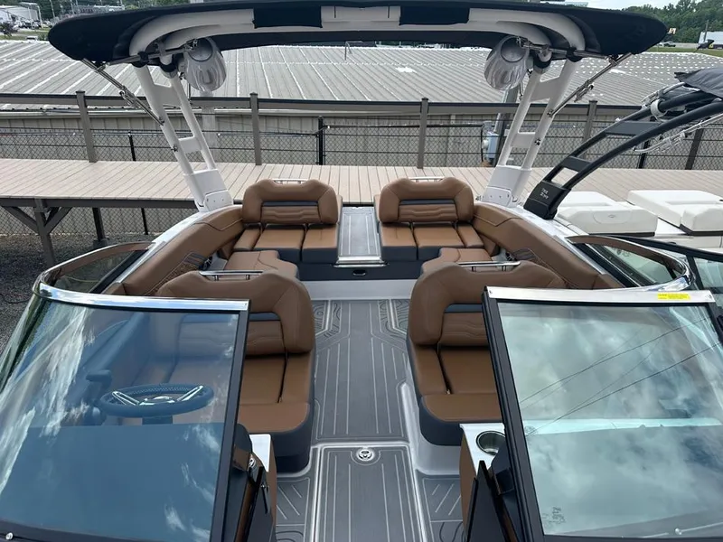 Slide: The Image of Regal LS4 Surf Ultimate 2025 - 16