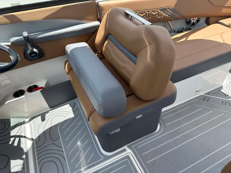 Slide: The Image of Regal LS4 Surf Ultimate 2025 - 19