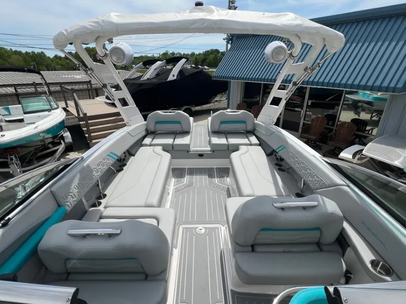 Slide: The Image of Regal LS6 Surf Ultimate 2025 - 15