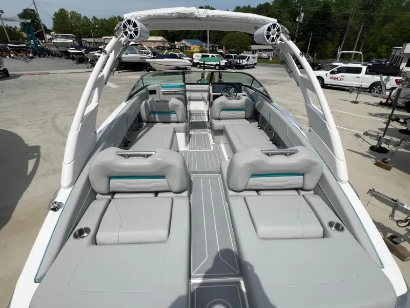 Slide: The Image of Regal LS6 Surf Ultimate 2025 - 9