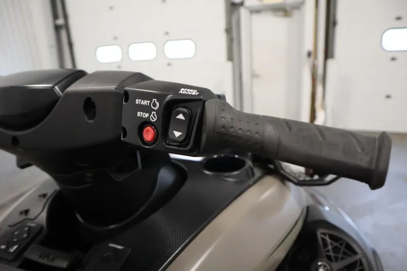 Slide: The Image of 2025 Yamaha WaveRunner FX® HO Audio handlebar with start and stop controls. - 11