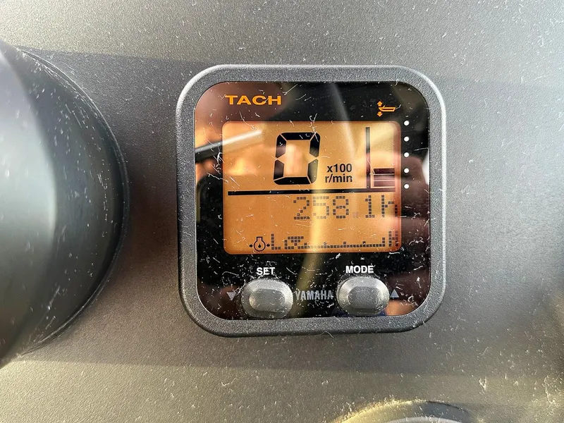 Slide: The Image of Yamaha tachometer display on 2012 North River 21 SEAHAWK RTF boat dashboard. - 9