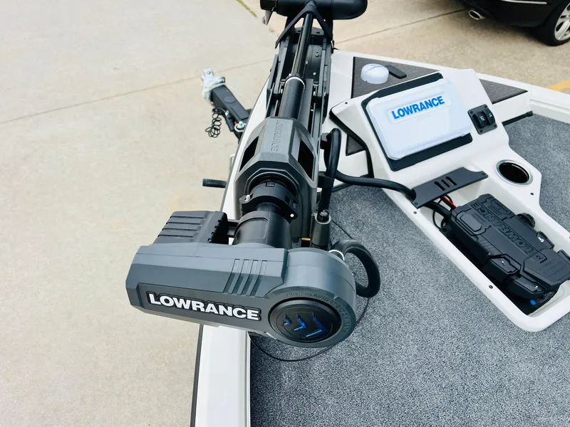 Slide: The Image of Lowrance equipment on Ranger ALPHA 208 boat, 2025 model, featuring advanced navigation technology. - 11