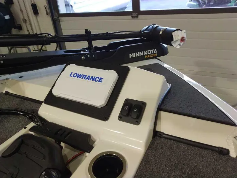 Slide: The Image of 2025 Ranger ALPHA 208 boat with Minn Kota Maxxum trolling motor and Lowrance electronics. - 7