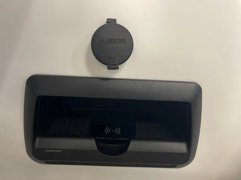 Slide: The Image of Wireless charger and USB port in 2025 JC Swingback 25 TT boat. - 43