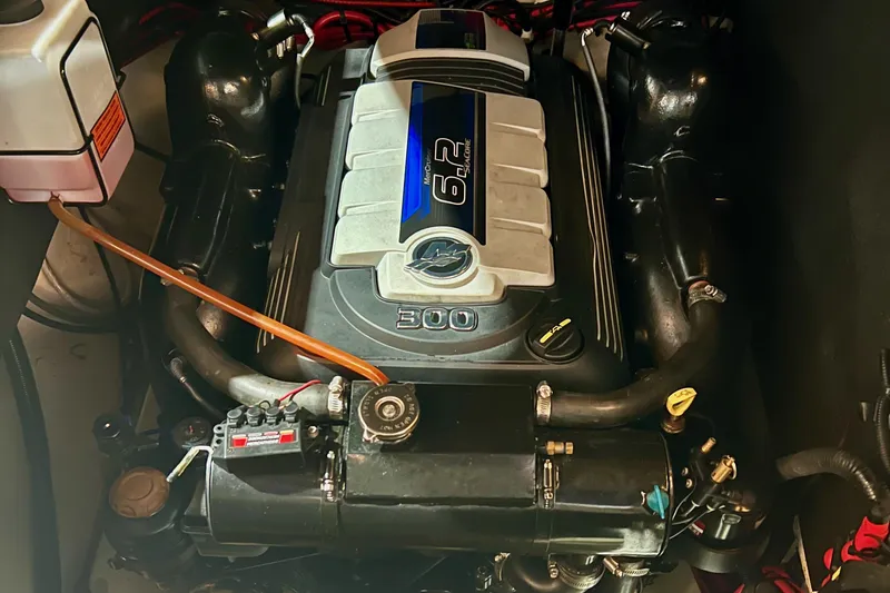 Slide: The Image of 2018 Sea Ray SLX 250 engine, 6.2L, 300 horsepower, detailed view. - 13