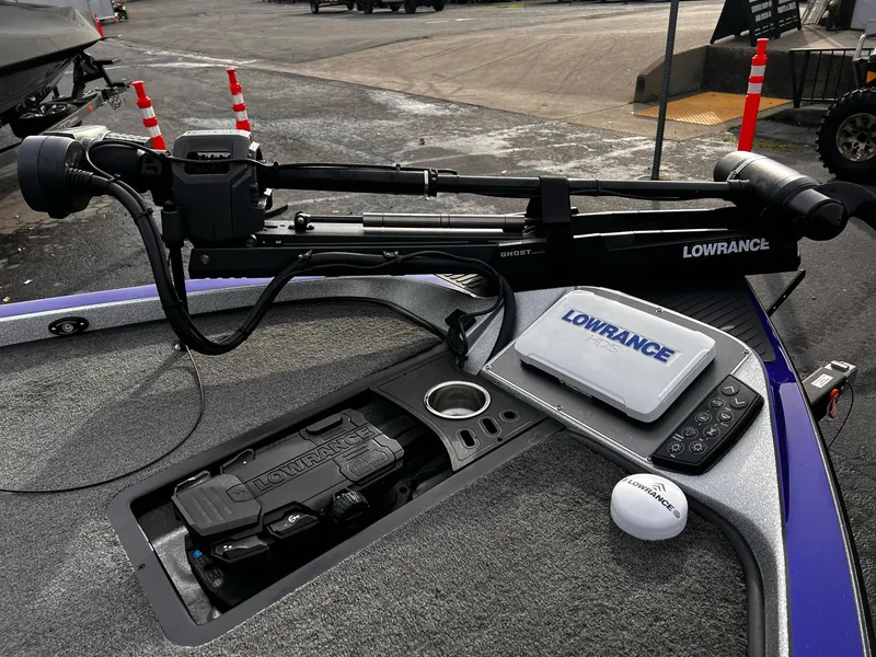 Slide: The Image of 2017 Ranger Z521 Comanche boat with Lowrance electronics and trolling motor. - 5