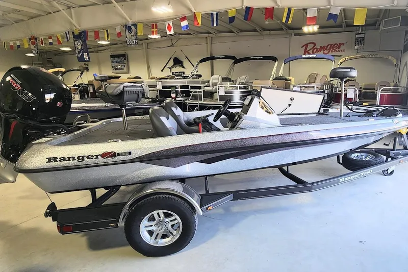Slide: The Image of 2025 Ranger Z185 boat in showroom, featuring sleek design and modern equipment. - 3