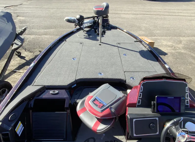 Slide: The Image of 2025 Ranger Z520 boat interior with seating, control panel, and fishing deck. - 10