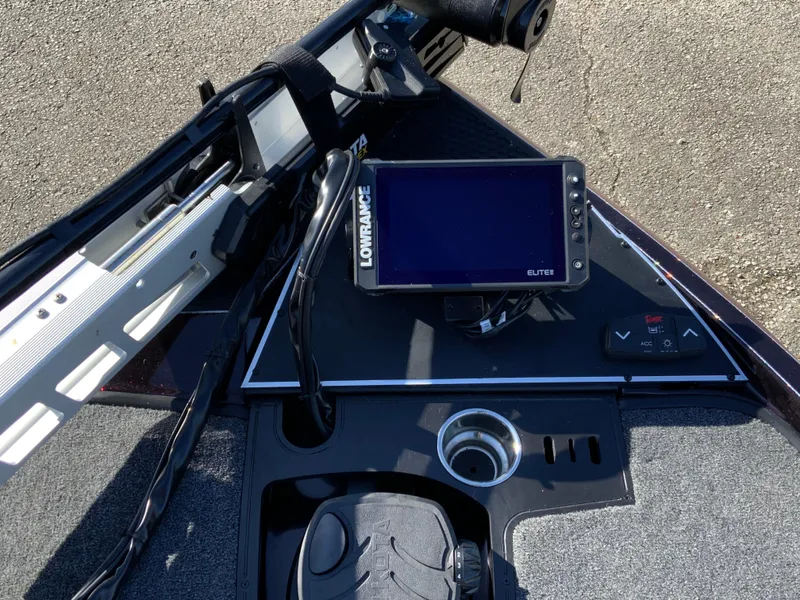 Slide: The Image of 2025 Ranger Z520 boat dashboard with Lowrance Elite fishfinder and control panel. - 6