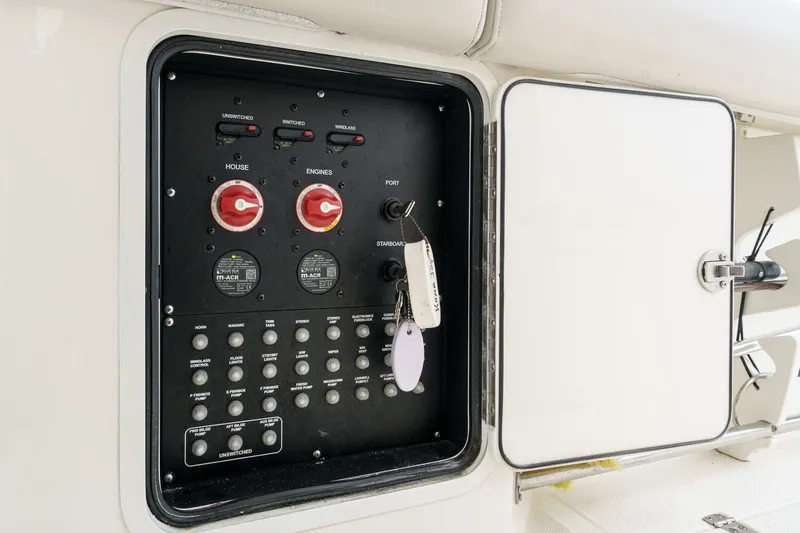 Slide: The Image of Boston Whaler 330 Outrage 2019 - 62