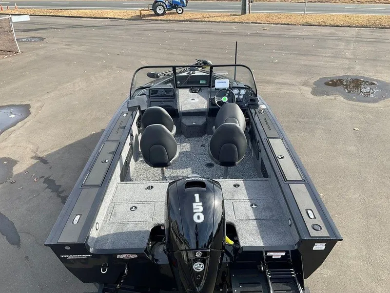 Slide: The Image of 2025 Tracker Targa™ V-18 WT boat with 150 HP engine, spacious seating, and modern design. - 7