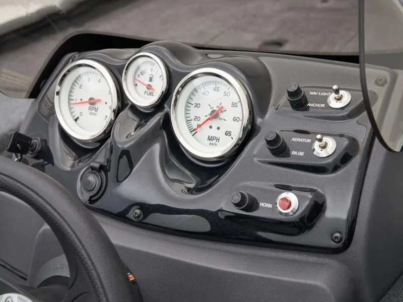 Slide: The Image of Tracker Pro 170 2025 - 6