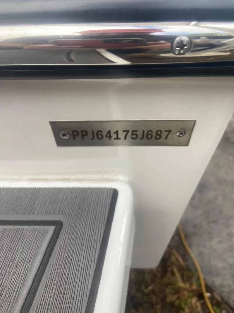 Slide: The Image of 1987 Paramount 21 boat with hull identification number PPJG4175J687. - 30