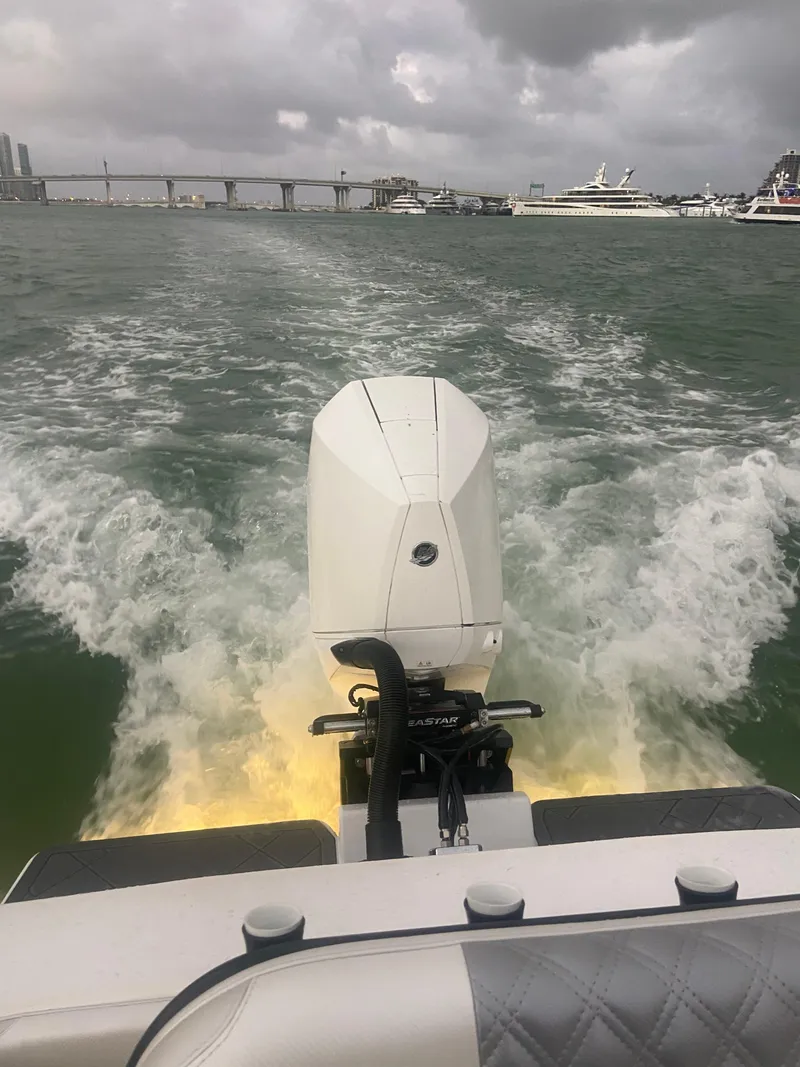 Slide: The Image of 1987 Paramount 21 boat cruising on water with cityscape and bridge in background. - 6