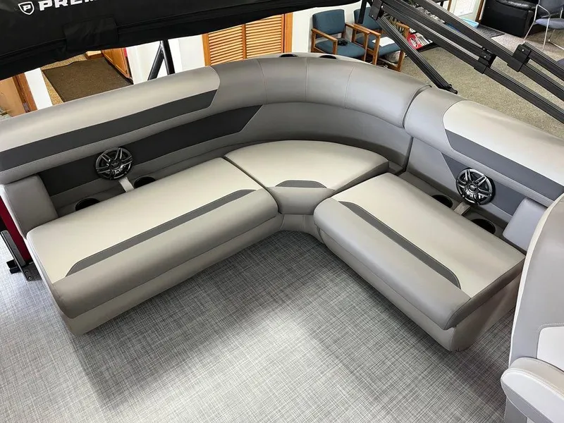 Slide: The Image of Premier 200RE Sunscape 2025 - 17