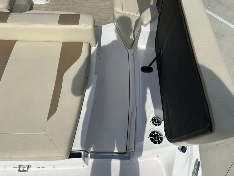 Slide: The Image of Regal 2000 ES 2018 - 21