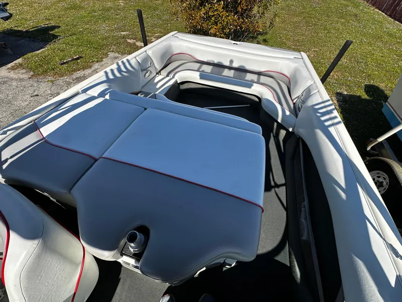 Slide: The Image of 2002 Malibu Wakesetter XTi boat interior with white seating and red trim. - 16