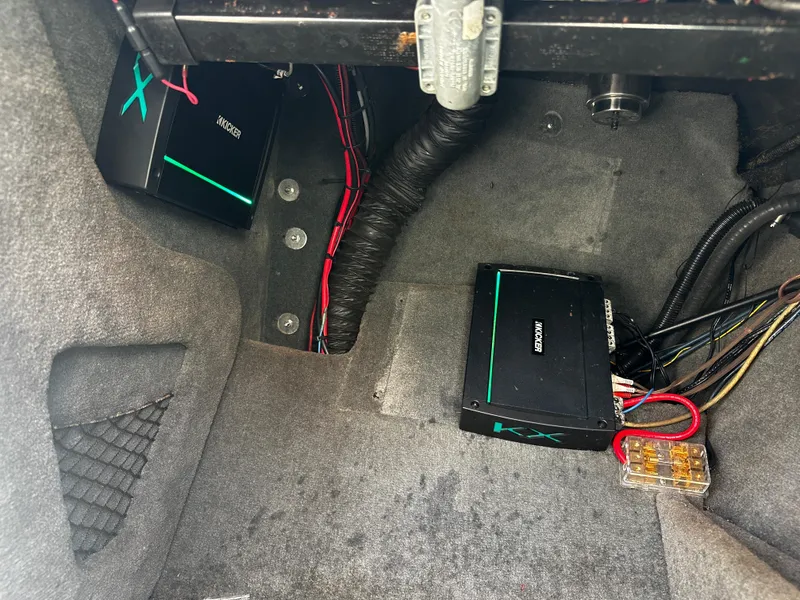 Slide: The Image of 2002 Malibu Wakesetter XTi interior wiring and audio system components. - 22