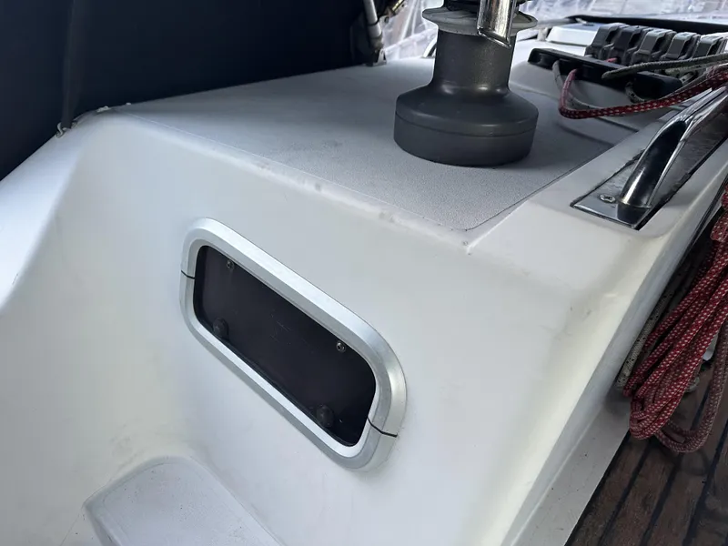 Slide: The Image of 1989 Canadian Sailcraft CS40 yacht deck with winch and ropes. - 37