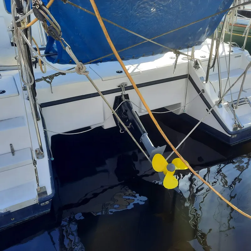 Slide: The Image of Gemini 105 MC 2006 catamaran with yellow propeller in marina. - 21