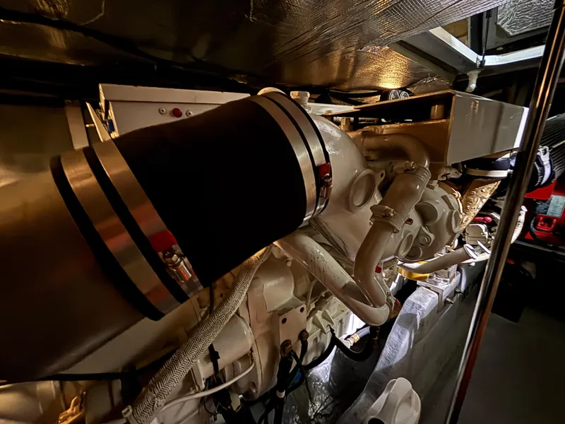 Slide: The Image of 1999 Sea Ray 450 Sundancer yacht in indoor storage facility. - 6