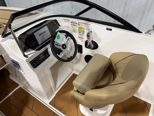 Slide: The Image of Bayliner D20I 2025 - 11