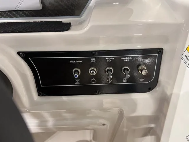 Slide: The Image of Bayliner D20I 2025 - 15