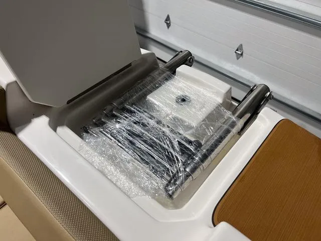 Slide: The Image of Bayliner D20I 2025 - 23