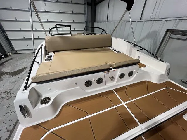 Slide: The Image of Bayliner D20I 2025 - 5