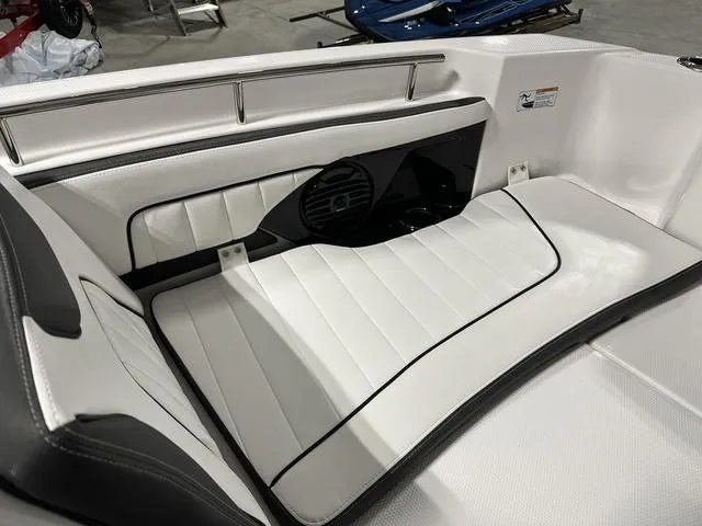 Slide: The Image of Yamaha 255 FSH Sport H 2025 - 17