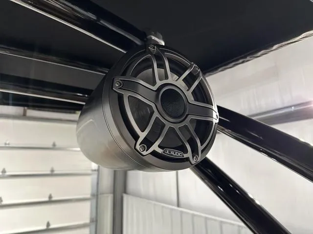 Slide: The Image of Cobalt R6 Surf 2025 - 47