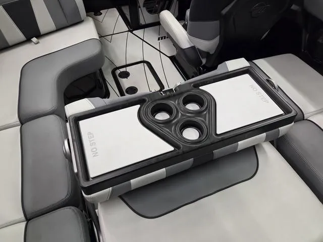 Slide: The Image of Malibu Wakesetter 23 LSV 2022 - 18