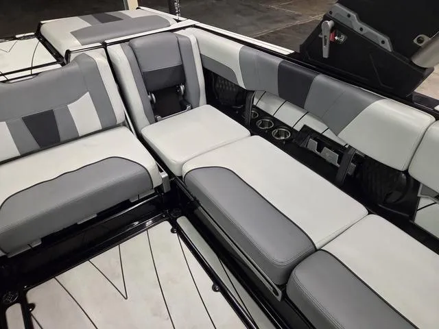 Slide: The Image of Malibu Wakesetter 23 LSV 2022 - 25