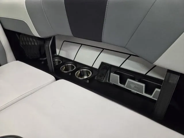 Slide: The Image of Malibu Wakesetter 23 LSV 2022 - 27