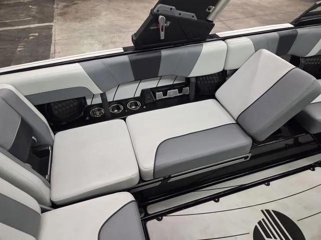 Slide: The Image of Malibu Wakesetter 23 LSV 2022 - 29