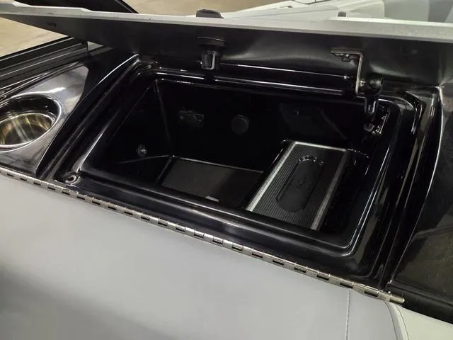 Slide: The Image of Malibu Wakesetter 23 LSV 2022 - 33