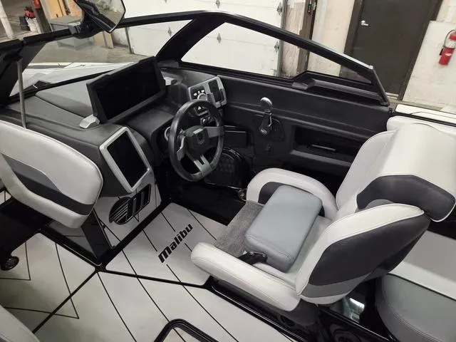 Slide: The Image of Malibu Wakesetter 23 LSV 2022 - 34