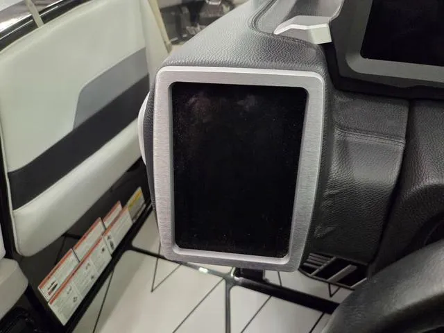 Slide: The Image of Malibu Wakesetter 23 LSV 2022 - 37