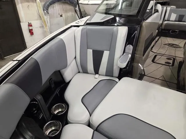 Slide: The Image of Malibu Wakesetter 23 LSV 2022 - 44