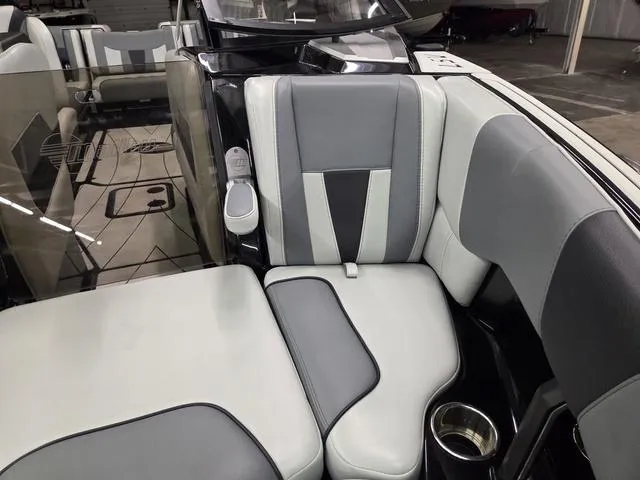 Slide: The Image of Malibu Wakesetter 23 LSV 2022 - 45