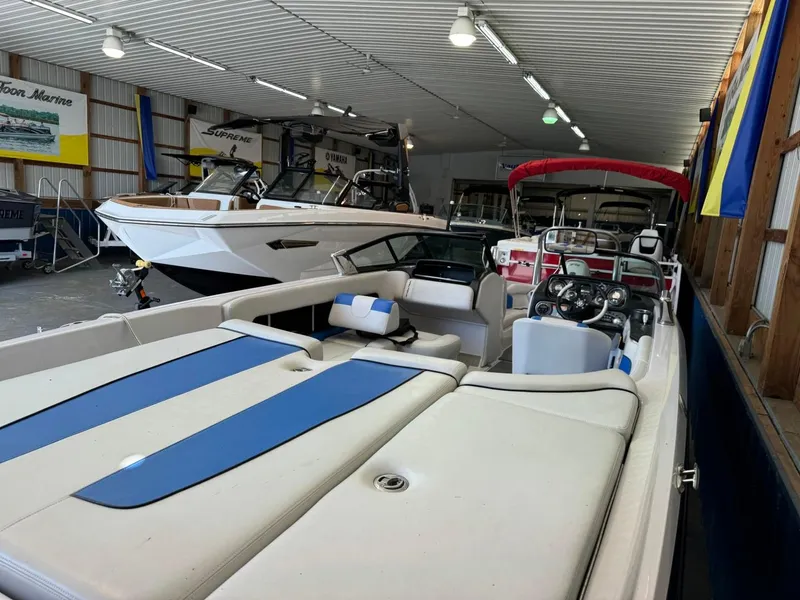 Slide: The Image of 2010 Nautique Sport Nautique 226 boat in showroom, white and blue interior. - 29