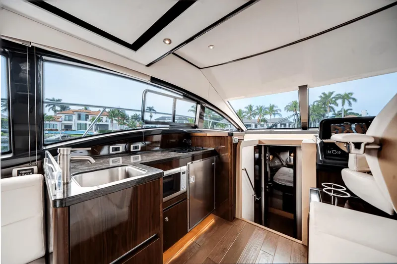 Slide: The Image of Sea Ray 400 Fly 2017 - 12